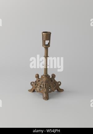 Leuchter mit 3-seitig, mit Drachenköpfen und menschlichen Figuren in der Mitte von Ranken dekoriert. In der Verzierung auf den drei Seiten des Fußes gibt es ein Dragon Head in der Mitte, aus dem die Ranken ornament Sprossen, in der es eine Abbildung an jeder Ecke. enthalten. Der dreiseitige Sockel Ursprünglich bildeten die Grundlage für einen Leuchter, die an der Spitze eines Nodus, Fett falle und Kerze Stift bestand. Diese wurden vermutlich im 15. Jahrhundert oder später durch einen runden Schaft mit zwei Knoten und ein nahezu zylindrischen Kerzenhalter mit zwei Öffnungen in der Form von aufrechten ersetzt Stockfoto