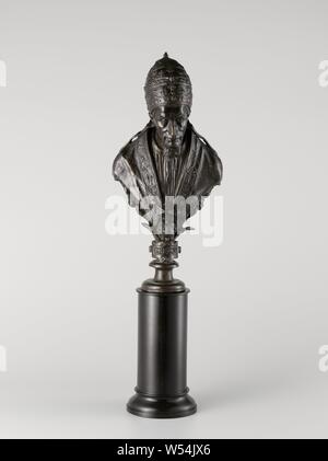 Büste von Papst Gregor XIV Pontifikat Papst Gregor XIV (1590-1591), Papst Gregor XIV trägt einen Bart und ist in vollem Ornament dargestellt, mit Tiara und Chor Haube. Die Statue ist aus unterhalb der Schultern, konisch nach unten geschnitten und wird ein Putto mit Flügel, die auf eine Kartusche mit Inschrift, unter denen es ist ein -Profilbenutzer runden Sockel ruht. Auf der schmalen Seite steht vor einem Putto mit zwei Paar Flügel, auf der Kartusche die Inschrift: GRE-XIV. Bänder sind abhängig von der Tiara über den Schultern. Über die albe der Chor Haube, zusammengehalten von einem agrafe, mit aurifrisiae, auf Stockfoto