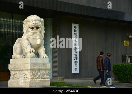 ---- Fußgänger vorbei an den Hauptsitz der China Banking und Insurance Regulatory Commission (CBIRC) in Peking, China, 25. April 2018. Chin Stockfoto