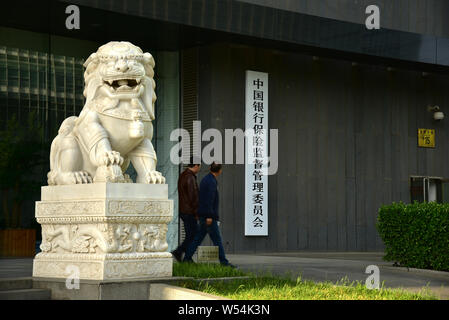 ---- Fußgänger vorbei an den Hauptsitz der China Banking und Insurance Regulatory Commission (CBIRC) in Peking, China, 25. April 2018. Chin Stockfoto