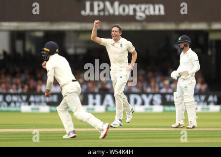 Der Engländer Chris Woakes (Mitte) feiert den Fang von Irland" Stuart Thompson bei Tag drei der Specsavers Test Reihe passen auf Lord's, London. Stockfoto