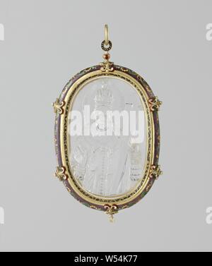 Medaillon mit Saint Helena mit Kreuz und Krone, Anhänger aus Gold und Bergkristall. Saint Helena mit einem Kreuz und Krone ist in der Bergkristall geschnitzt., anonym, Byzanz (möglicherweise), C. 1200 und/oder C. 1800 - C. 1850, gold (Metall), h 11,5 cm × w 6,5 cm Stockfoto