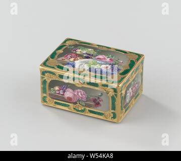 Schnupftabak, Gold, rechteckig, mit Blumen und Obst Girlanden in Emaille innerhalb einer Grenze von Helle grüne Kästchen in rocaille Rahmen eingerichtet, rechteckig Golden snuff Box. Mit Blumen und Obst Stillleben, in Emaille, innerhalb einer Grenze von Helle grüne Kästchen in Rocaille., anonym, C. 1800 - C. 1900, gold (Metall), h 4,5 cm x B 8,2 cm x T 6,2 cm Stockfoto