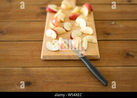 In Scheiben geschnittenen Äpfel und Messer auf Holz Schneidebrett Stockfoto