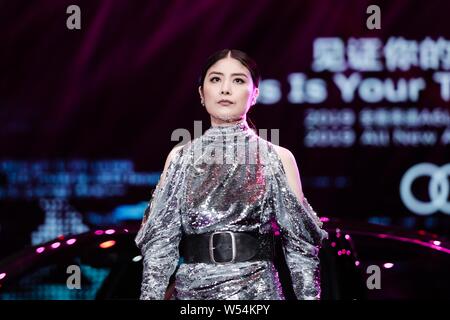 Hong Kong Sängerin und Schauspielerin Kelly Chen führt an einem Auto Veranstaltung in Guangzhou City, die südchinesische Provinz Guangdong, 15. Januar 2019. Stockfoto