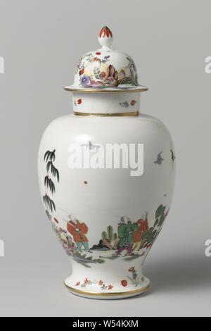 Lidded vase Vase mit Deckel Vase mit Deckel, mehrfarbig lackiert mit chinoiseries, Vase mit Deckel aus lackiertem Porzellan. Die Vase ist mit einer Kontur Chinoiserie, bestehend aus drei chinesische und ein Junge, der zu einem Tempel, der von Felsen und Bäumen Spaziergänge eingerichtet. Der Deckel ist mit Felsen, Blumen und einem Vogel verziert. Die Vase ist markiert., Meissener Porzellan Manufaktur, Meissen, C. 1730 - C. 1735, Porzellan (Material), h 34,7 cm x T 18,1 cm Stockfoto