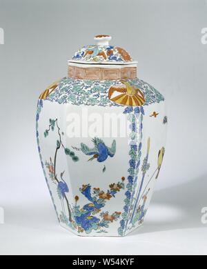 Zwei Deckel Vasen Vase mit Deckel Vase mit Deckel, mehrfarbig mit einem Kakiemon Dekor, Vase mit Deckel aus lackiertem Porzellan gemalt. Die Vase ist mit drei Darstellungen, die durch senkrechte Blatt Frames auf beiden Seiten von drei der sechs Rippen getrennt: zwei Reiher von Felsen und blühende Pflanzen, zwei Vögel von einem Bambus Stammzellen, Felsen und Blumen und eine weibliche Figur mit einem Ventilator und einer Blume Filiale in die Hände zu einem blühenden Zweig gemalt. Die Vase ist eine Kopie nach japanischem Vorbild. Die Vase ist markiert., Meissener Porzellan Manufaktur, Meissen, C. 1725 - C. 1730, Porzellan (Material), h 35,5 cm x T 25,0 cm Stockfoto