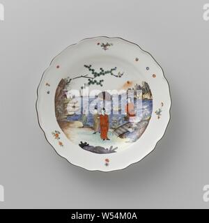 Elf Teller Teller Teller, mehrfarbig mit chinoiseries, runde Platte aus lackiertem Porzellan. Die Platte hat eine scalloped Edge und ist mit einer Kontur chinoiserie in einer Landschaft mit einem hohen Horizont gemalt. Die chinoiserie besteht aus eine Frau, die am Ufer eines Flusses. Hinter ihr ist ein Diener mit einem Sonnenschirm und auf der rechten Seite auf einer Brücke ist eine Frau mit einem Korb in den Händen. Das Zeichen ist markiert., Meissener Porzellan Manufaktur, Meissen, C. 1735 - C. 1740, Porzellan (Material), h 3,5 cm x T 23,5 cm Stockfoto