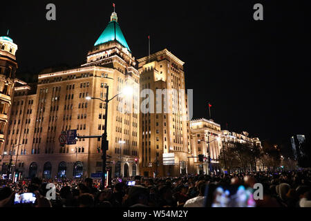 Touristen Masse die Promenade am Bund entlang des Flusses Huangpu im Neuen Jahr Urlaub in Shanghai, China, 1. Januar 2019. Stockfoto