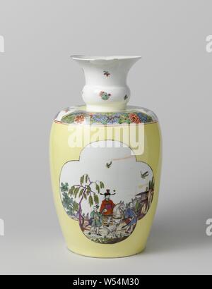 Vase Vase Vase Vase, mehrfarbig mit Chinesischen gespeichert in vier Schritte in einem gelben Boden, Vase von bemalten Porzellan gemalt. Die Vase ist fast vollständig mit einem gelben Hintergrund, in dem zwei vier Durchläufe gespeichert abgedeckt. In den vier - Ein chinesischer Mann Pass zu Pferd mit neben ihm zwei bewaffnete Knechte in einer Landschaft mit zwei Bäumen auf der linken und auf der rechten Seite ein Haus auf Felsen gemalt, in die anderen vier - ein Haus auf dem Wasser mit drei chinesische Figuren. Auf der Schulter ein Fries der indischen Blumen auf Schwarz gesprenkelt Grün Masse, in der zwei Felder mit stilisierten Vögeln bemalt. Die Vase ist Stockfoto