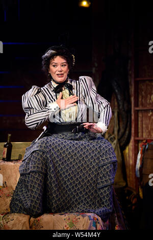 Josie Lawrence spielen Tante Eller in Oklahoma!, Chichester Festival Theatre, West Sussex, UK. 19. Juli 2019. Stockfoto