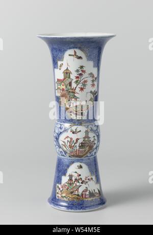 Zwei Vasen Vase Vase, mehrfarbig lackiert mit chinoiseries in vier Durchläufe in einem Bleu poudré gern gespeichert, Vase mit bunt bemalten Porzellan. Die Vase hat einen profilierten Fuß und einem Flachbild kunst Elemente unterhalb der Mitte. Die Vase ist mit einem Bleu poudré Fond, in dem drei behält sich immer auf den vorderen gespeichert werden und zurück. Auf Marmor-baluster, Gold - Rosetten und Blätter im Lager scharfkantig sind außerhalb der vier-pass gespeichert. Auf der einen Seite Höroldt - chinoiseries im Garten und auf der anderen Seite chinesische Landschaften in der Reserven bemalt sind. Die Vase ist markiert., Meissener Porzellan Manufaktur, Meissen, c Stockfoto