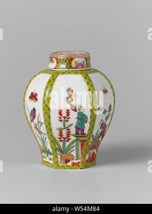 Tea Caddy, Sechskant, mehrfarbig mit Boxen mit indischen Blumen und Chinesisch, Sechseckigen tee Caddy aus lackiertem Porzellan. Die gewölbte Rippen, die Kante des Fußes, der Schulter und die Abdeckung an der Wand sind mit einem Netzwerk mit Kreuze in Braun auf grünem Boden eingerichtet, an der Decke Wand durch Reserven mit einer halben Rosette unterbrochen. Die Wände sind mit Indischen Blumen, Vögel und Schmetterlinge auf zwei Fächer gemalt, ein Chinese, ein mit einem Ventilator, der andere mit einer Tasse und Untertasse in beiden Händen. Der Caddy ist markiert., Meissener Porzellan Manufaktur, Meissen, C. 1730 - C. 1735, Porzellan (Material) Stockfoto