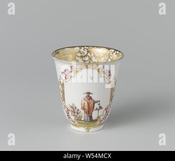 Schale, mehrfarbig, mit quinois gemalt, Leiter der bemalten Porzellan. Entlang der Innenseite der Mund Kante verläuft ein lace-wie Schmuck in Gold. Der Kopf ist mit einem höroldt-chinoiserie innerhalb einer Klammer-förmige quad Pass mit goldenen Rändern und umgeben von Mother-of-pearl Felder und Gold band und leafwork geschmückt. Eine Abbildung ist in einem Garten vertreten. Der Kopf ist markiert., Meissener Porzellan Manufaktur, Meissen, C. 1725 - C. 1730, Porzellan (Material), h 7,4 cm x T 6,9 cm Stockfoto