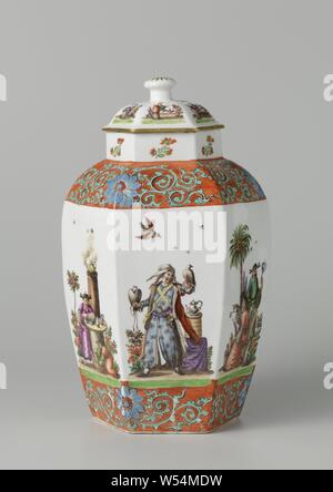 Zwei Deckel Vasen Vase mit Deckel Vase mit Deckel, mehrfarbig mit chinoiseries und Türken, Sechseckigen Vase mit Deckel, bemalt Porzellan gemalt. Der Deckel hat einen Pilz-Taste. Der Schulter und der Fuß sind mit Kakiemonranken mit Blumen geschmückt. Die sechs Felder der Vase sind dekoriert mit großen Höroldt chinoiseries oder Türkischen zahlen (einschließlich Visir Azem mit seiner linken Hand auf seinem Personal, eine chinesische Sitzen am Tisch und Vendeur de balets Turc). Die Vase ist markiert., Meissener Porzellan Manufaktur, Meissen, C. 1730 - C. 1735, Porzellan (Material), h 31,5 cm x W 19,2 cm x T 16,5 cm w Stockfoto