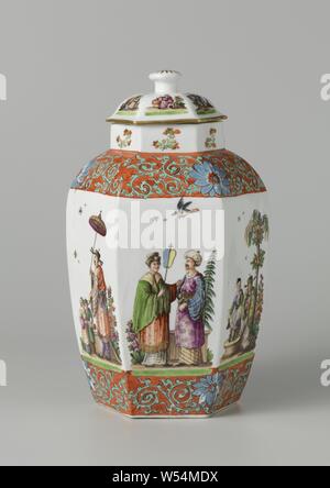 Zwei Deckel Vasen Vase mit Deckel Vase mit Deckel, mehrfarbig mit chinoiseries und Türken, Sechseckigen Vase mit Deckel, bemalt Porzellan gemalt. Der Deckel hat einen Pilz-Taste. Der Schulter und der Fuß sind mit Kakiemonranken mit Blumen geschmückt. Die sechs Plätze der Vase sind mit großen Höroldt chinoiseries oder Türkischen zahlen (einschließlich zwei Männer, einer mit einem Schwert, das andere mit einem Bogen und Köcher und eine Chinesische mit einem Sonnenschirm mit zwei Figuren vor Ihm eingerichtet. Die Vase ist markiert., Meissener Porzellan Manufaktur, Meissen, C. 1730 - C. 1735, Porzellan (Material), h 31,5 cm × w Stockfoto