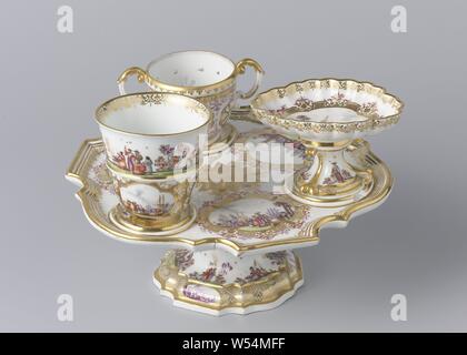 Schokolade, mehrfarbig lackiert mit chinoiseries, Porzellan Schokolade Set bestehend aus einem Tablett, einem Sugar Bowl, eine Tasse und einem Becherhalter, mit Höroldt chinoiseries und Blick auf den Hafen gemalt., Meissener Porzellan Manufaktur, Meissen, C. 1740, Porzellan (Material Stockfoto