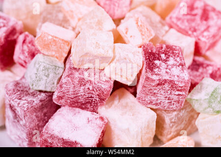 Turkish Delight. Aromatisierte türkische Köstlichkeiten. Isolierte Oberfläche Stockfoto