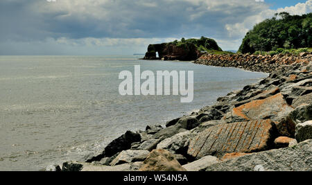 Rock Rüstung am Meer entlang Wand an Langstone Rock, Dawlish Warren. Stockfoto