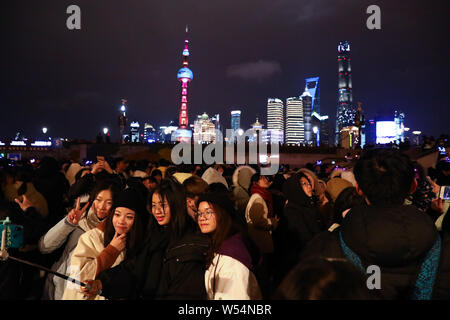 Touristen Masse die Promenade am Bund entlang des Flusses Huangpu im Neuen Jahr Urlaub in Shanghai, China, 1. Januar 2019. Stockfoto