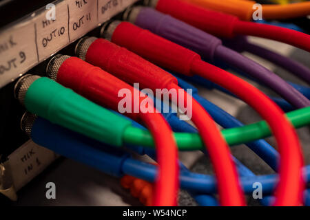 Nahaufnahme des BNC SDI-Signal Kabel aufgesteckt Pfad wählen Sie Fokus Stockfoto