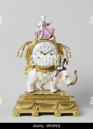 Mantel Clock (Pendel), Pendel, Uhr durch ein Elefant von polychrome Porzellan durchgeführt. Der Elefant steht auf einem rechteckigen vergoldeter Bronze Podest mit Dekoration der gezählten Geld, Rosetten und Girlanden. Auf der Oberseite der Uhr ist ein Sultan (abnehmbar), und auf dem Hals des Elefanten ist ein schwarzer Mann. Das Porzellan ist nicht markiert, trunked Tiere: Elefant, anonyme, Paris, C. 1753 und/oder C. 1760 - C. 1765, Porzellan (Material), Bronze (Metall), Vergoldung (Material), Vergoldung, h 52,5 cm x W 34,6 cm x T 23,5 cm B 33,5 cm x T 22,3 cm Stockfoto