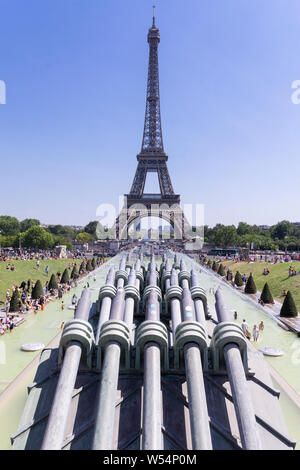 Eiffelturm gesehen von den Trocadéro-Gärten mit den Wasserkanonen der Warschauer Fontäne im Vordergrund, Paris, Frankreich. Stockfoto