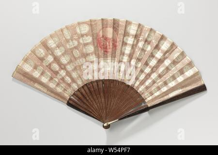 Folding Fan mit einem Blatt Papier mit einer Frage und Antwort Spiel auf der Vorderseite mit roter Tinte auf einem PADOUK und Ebenholz Frame gedruckt. Diese geätzt Lüfterflügel wurden in großer Zahl gedruckt und auf einfachen Holzrahmen montiert.. Abwechslung war durch die Anwendung verschiedener dot Gravuren oder durch Verwendung einer anderen Farbe der Druckfarbe. Sie waren billig, Laufräder, die nicht immer so genau montiert wurden wie bei diesem Beispiel. Dass die Frage und Antwort Spiel auf der Vorderseite ist über Liebe, ist klar aus dem Text unterhalb der gepunkteten Gravur dot. Dieses endet mit dem Satz "Livronts Stockfoto