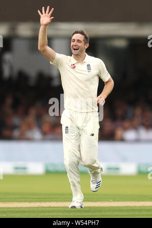 Der Engländer Chris Woakes (Mitte) feiert den Fang von Irland" Stuart Thompson und seine fünfte Wicket der Tag bei Tag drei der Specsavers Test Reihe passen auf Lord's, London. Stockfoto