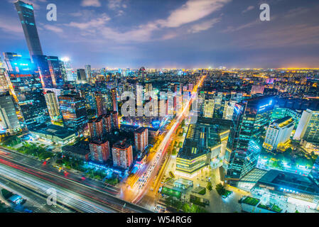 ------ Sicht eine Nacht des Central Business District (CBD) mit stark befahrenen Straßen mit Massen von Fahrzeugen, die citic Tower, dem höchsten und anderen Wolkenkratzern ein Stockfoto