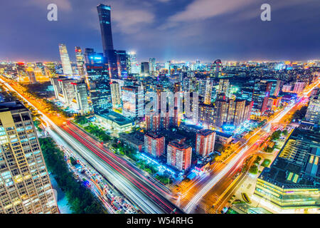 ------ Sicht eine Nacht des Central Business District (CBD) mit stark befahrenen Straßen mit Massen von Fahrzeugen, die citic Tower, dem höchsten und anderen Wolkenkratzern ein Stockfoto