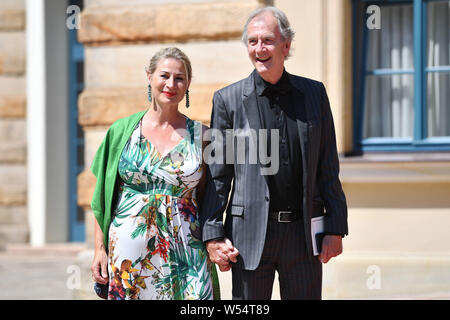 Bayreuth, Deutschland. 25. Juli, 2019. Peter Prager (Schauspieler) mit Frau Susanne. Eröffnung der Bayreuther Richard Wagner Festival 2019. Roter Teppich am 25.07.2019. Grüner Hügel, | Verwendung der weltweiten Kredit: dpa/Alamy leben Nachrichten Stockfoto