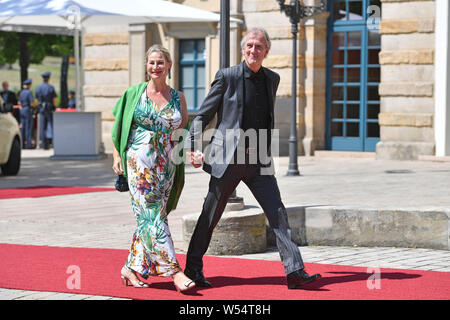 Bayreuth, Deutschland. 25. Juli, 2019. Peter Prager (Schauspieler) mit Frau Susanne. Eröffnung der Bayreuther Richard Wagner Festival 2019. Roter Teppich am 25.07.2019. Grüner Hügel, | Verwendung der weltweiten Kredit: dpa/Alamy leben Nachrichten Stockfoto