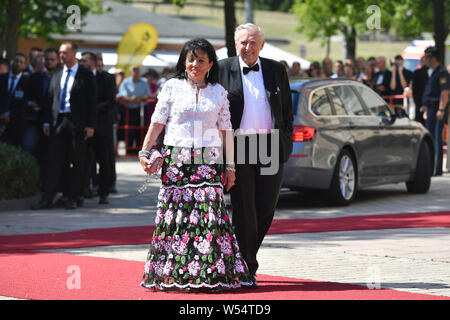 Bayreuth, Deutschland. 25. Juli, 2019. Erich und Regine Sixt bei Ihrer Ankunft. Eröffnung der Bayreuther Richard Wagner Festival 2019. Roter Teppich am 25.07.2019. Grüner Hügel, | Verwendung der weltweiten Kredit: dpa/Alamy leben Nachrichten Stockfoto