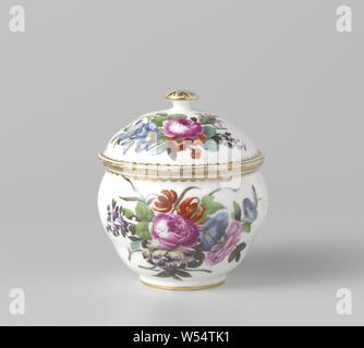 Kaffee Service für zwei Personen (Tête-à-Tête) Zuckerdose Sugar Bowl, mit Blumensträusse gemalt, Sugar Bowl aus Porzellan, bunt mit Blumen Blumensträuße. Goldrausch, teilweise mit leafwork, entlang der Kanten. Die Schaltfläche ist mit star Motive in Gold dekoriert., Manufactuur Oud-Loosdrecht, Loosdrecht, C. 1778 - C. 1782, Porzellan (Material), h 9,2 cm x t 8 cm Stockfoto