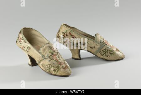 Frauen schuh von bestickter Seide mit Creme-farbigen Hintergrund mit sträuße von Rosen und Blüten, Schuh Frauen von bestickter Seide mit Creme-farbigen Hintergrund mit sträuße von Rosen und Blüten. Modell: Die abgerundete Nase ist eine Vorder- und eine Rückseite. Die Vorderseite der Ferse läuft gerade nach unten im rechten Winkel von der geleng. An den Seiten und hinten angebracht sind und mit cremefarbenen Leder bezogen. Goldfarbene Nähte verläuft entlang der Rand von der Ferse. Die Ferse hat ein dunkelbraunes Leder rim von der Rückseite. Leder zurück und Sohle aus echtem Leder. Zurück und die vordere Abdeckung mit beige Leinen gefüttert. Stockfoto