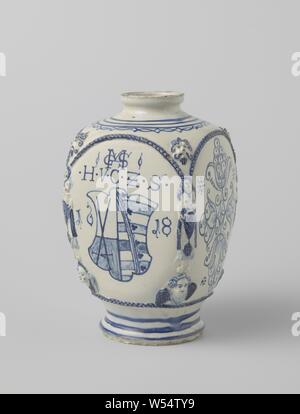 Platz Arzneimittel jar mit dem Wappen des Kurfürsten von Sachsen, Quadrat apothecary jar aus Steinzeug auf einem hohen, Fuß, Schulter an den Ecken und kurzen Hals abgerundet. Mit einem cremefarbenen Zinn Glasur bedeckt und in kobalt blau lackiert. Die vier Seiten sind durch einen engen Bogen von karyatids und ein Engel Kopf geprägte eingerahmt. Ein Mann mit einem Schnurrbart an jeder Ecke von der Schulter. Eine der Seiten mit dem Wappen von Johan Georg Herzog von Sachsen, der Kurfürst von Sachsen, der mit seinem Monogramm, Wappen und "H. v. C.Z. S' (Herzog und Curfürst zu Sachsen). Auf beiden Seiten der Stockfoto