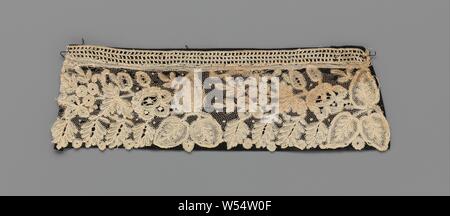 Gemischt - Spitze Manschette mit herzförmigen Blätter vermischt mit Trauben von Rosen oder Beeren, natürlichen - gemischt gemischt Spitze Manschette - klöppelspitze Kombiniert mit einer Nadel - Kanten base-Brüssel duchesse. Das Muster besteht aus herzförmigen Blätter, in Triple und 5-fach und durchsetzt mit Büscheln Röschen (Beeren oder?). Die Motive sind in Leinen und Mesh. Die große Motive werden durch die Kontur Threads, die aus grob geklebten Kabelbündel akzentuiert. Die Spitze ist auf einem schwarzen (künstliche) Seide Oberfläche., anonym, Brüssel (möglicherweise), C. 1875 - C. 1899, Leinen (Material), Nadel Spitze Stockfoto