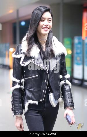 Chinesische Modell Xi Mengyao, auch als Ming Xi bekannt, kommt an einem Flughafen in Shanghai, China, 8. Februar 2019. Stockfoto