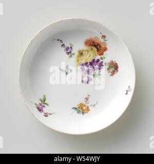 Untertasse, mehrfarbig mit Deutsche Blumen, runde Untertasse von bemalten Porzellan gemalt. Der Teller ist auf der Rückseite mit einem gelben Boden und auf der Vorderseite mit der Deutschen Blumen bemalt. Der Teller ist markiert., Meissener Porzellan Manufaktur, Meissen, C. 1765, Porzellan (Material), h 2,7 cm x T 12,3 cm Stockfoto