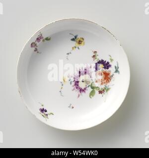 Untertasse, mehrfarbig mit Deutsche Blumen, runde Untertasse von bemalten Porzellan gemalt. Der Teller ist auf der Rückseite mit einem gelben Boden und auf der Vorderseite mit der Deutschen Blumen bemalt. Der Teller ist markiert., Meissener Porzellan Manufaktur, Meissen, C. 1765, Porzellan (Material), h 2,7 cm x T 12,3 cm Stockfoto