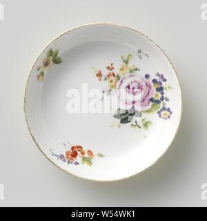 Untertasse, mehrfarbig mit Deutsche Blumen, runde Untertasse von bemalten Porzellan gemalt. Der Teller ist auf der Rückseite mit einem gelben Boden und auf der Vorderseite mit der Deutschen Blumen bemalt. Der Teller ist markiert., Meissener Porzellan Manufaktur, Meissen, C. 1765, Porzellan (Material), h 2,7 cm x T 12,3 cm Stockfoto