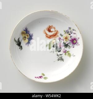 Untertasse, mehrfarbig mit Deutsche Blumen, runde Untertasse von bemalten Porzellan gemalt. Der Teller ist auf der Rückseite mit einem gelben Boden und auf der Vorderseite mit der Deutschen Blumen bemalt. Der Teller ist markiert., Meissener Porzellan Manufaktur, Meissen, C. 1765, Porzellan (Material), h 2,7 cm x T 12,3 cm Stockfoto