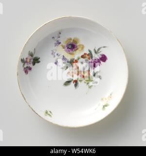 Untertasse, mehrfarbig mit Deutsche Blumen, runde Untertasse von bemalten Porzellan gemalt. Der Teller ist auf der Rückseite mit einem gelben Boden und auf der Vorderseite mit der Deutschen Blumen bemalt. Der Teller ist markiert., Meissener Porzellan Manufaktur, Meissen, C. 1765, Porzellan (Material), h 2,7 cm x T 12,3 cm Stockfoto