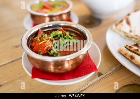 Nahaufnahme der Gartenbohne masala in der Schüssel auf dem Tisch Stockfoto