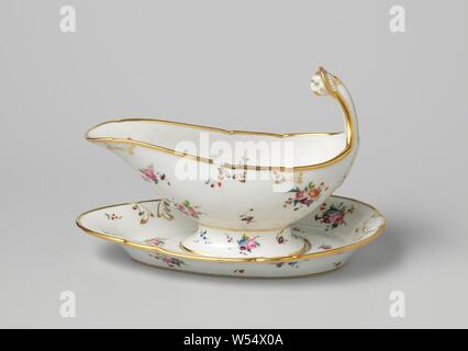 Soße Schüssel auf Untertasse mit Blumensträußen und Blumen Sprays, Sauce Schüssel auf Porzellan Untertasse mit einem Rand gelappt, malte auf der Glasur in blau, rot, rosa, grün, gelb, lila, schwarz und gold. Die Schüssel ist oval, auf einem hohen, Verbreitung, Basis, mit einem Ende in einen Löwenkopf auf der einen Seite und einem breiten Schüttrand auf der anderen Seite behandeln. Die Schüssel ist oval mit einer abgeschrägten Seite. Mit verschiedenen Blumen und streuen Blumen geschmückt. Aus dem gelappten, Gold, Gold leaf Reben. Golden Line über dem Fuß. Teller auf der Unterseite mit 'DENUELLE/Boulevard St. Denis 18/à Paris' gekennzeichnet. Die Felge und Fuß der Schüssel sind Stockfoto