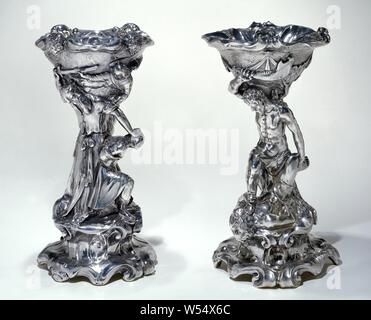 Zwei Salz - Keller, eines mit Kain und Abel, und eine mit der Opferung Isaaks Salz Fass mit Kain und Abel, figürlichen Salz barrel getrieben Silber, bestehend aus einem Podest, eine Gruppe von Lager zahlen und dem Zylinder. Vertretung: Kain und Abel., Adam van Vianen (I) (möglicherweise), Niederlande, 1620 und/oder 1621, silber (Metall), h 26,5 cm x T 13,5 cm, d 13,0 cm w1008 Stockfoto