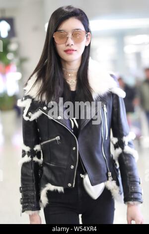 Chinesische Modell Xi Mengyao, auch als Ming Xi bekannt, kommt an einem Flughafen in Shanghai, China, 8. Februar 2019. Stockfoto