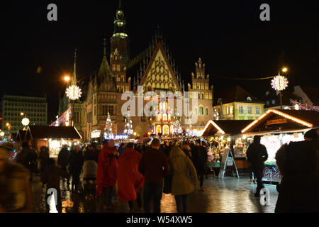 Weihnachtsmarkt vor dem Rathaus in der Altstadt von Breslau am Abend - Polen. Stockfoto