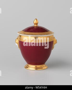 Abdeckung eines Sugar Bowl mit gold Grenzen auf rotem Grund, die mit einem Porzellan Zuckerdose auf der Glasur mit Rot und Gold. Der Deckel ist mit Rot und die Felge und die Schaltfläche mit Gold bedeckt. Am Rande einer Blume Rebe in eine der goldenen Bändern. Darauf Deckel drücken. Empire., anonym, Frankreich (möglicherweise), C. 1800 - C. 1824, Porzellan (Material), Glasur, Gold (Metall), Verglasung, h 11,9 cm, d 7,2 cm Stockfoto